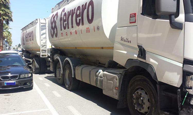 Malore mentre è alla guida del tir: danneggia auto parcheggiate