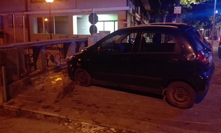 Si schianta con l'auto poi rifiuta l'alcooltest: ventenne denunciata (FOTO) Si schianta con l'auto poi rifiuta l'alcooltest: ventenne denunciata (FOTO)