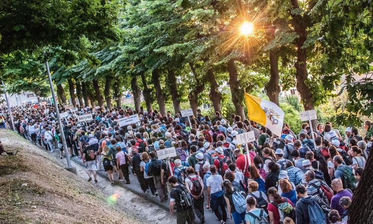 In libreria "A piedi nella notte. Camminare insieme verso casa", dedicato alla storia del pellegrinaggio Macerata - Loreto In libreria "A piedi nella notte. Camminare insieme verso casa", dedicato alla storia del pellegrinaggio Macerata - Loreto