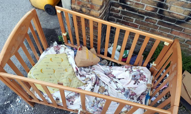 Civitanova: il bambino cresce e la culla finisce in strada (Foto) Civitanova: il bambino cresce e la culla finisce in strada (Foto)