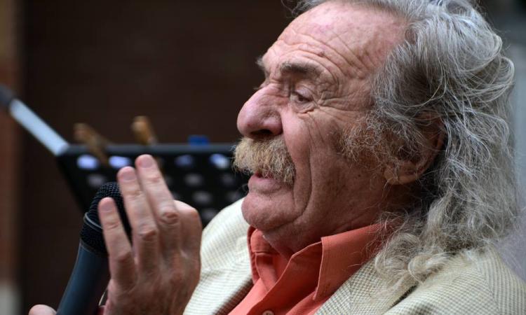 La performance mozzafiato di Jack Hirschman a Porto Recanati chiude “I concerti della domenica”
