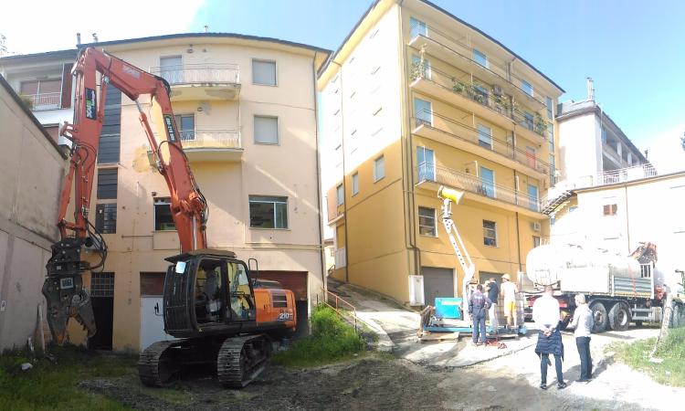 Sisma, a San Severino iniziati i lavori di demolizione di un edificio in Viale Europa