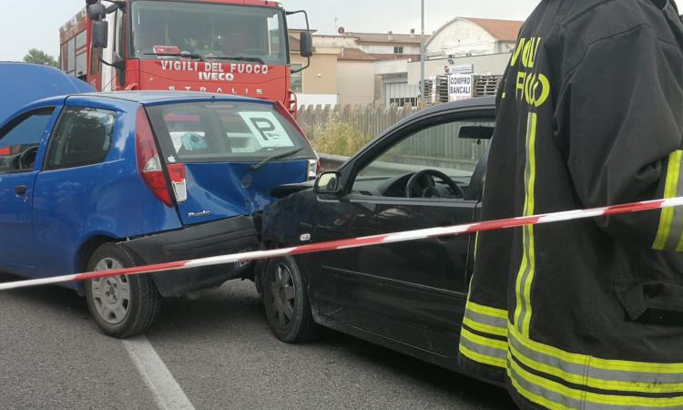 Schianto sulla Regina: ferito un uomo. Strada chiusa per consentire i soccorsi. (FOTO) Schianto sulla Regina: ferito un uomo. Strada chiusa per consentire i soccorsi. (FOTO)
