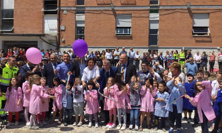 San Ginesio: la nuova scuola é realtà. L'abbraccio tra il sindaco Scagnetti e il commissario De Micheli (FOTO)
