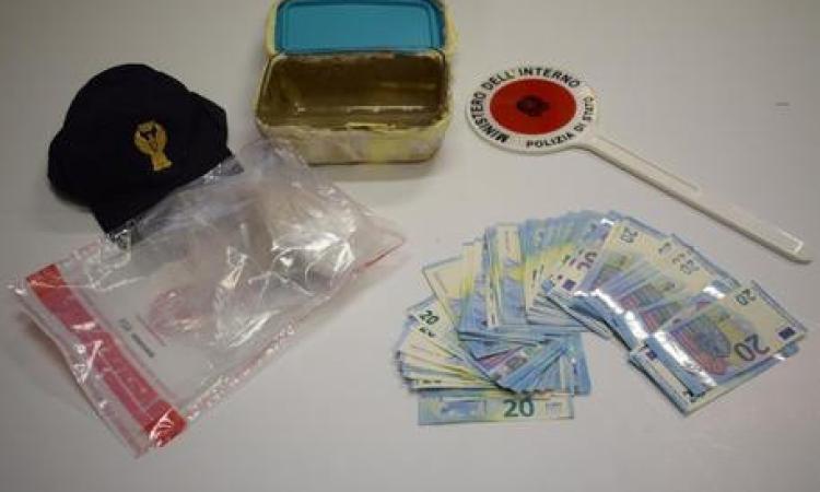 Nascondono 300 grammi di eroina in un ombrello: arrestata una coppia