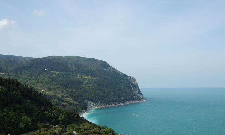 Conero, frana sulla spiaggia