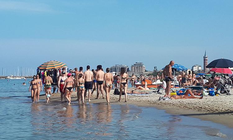 Civitanova, primo weekend dal caldo estivo: spiagge affollate e tornano i carretti Civitanova, primo weekend dal caldo estivo: spiagge affollate e tornano i carretti