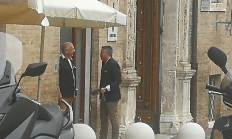 Macerata, commerciante mette ko avvocato in piazza: interviene il 118