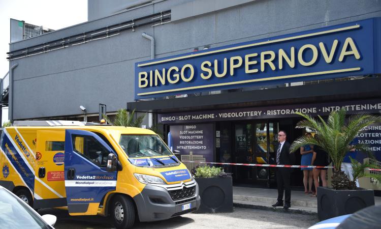 Rapina a Civitanova Marche, caccia ai banditi Rapina a Civitanova Marche, caccia ai banditi