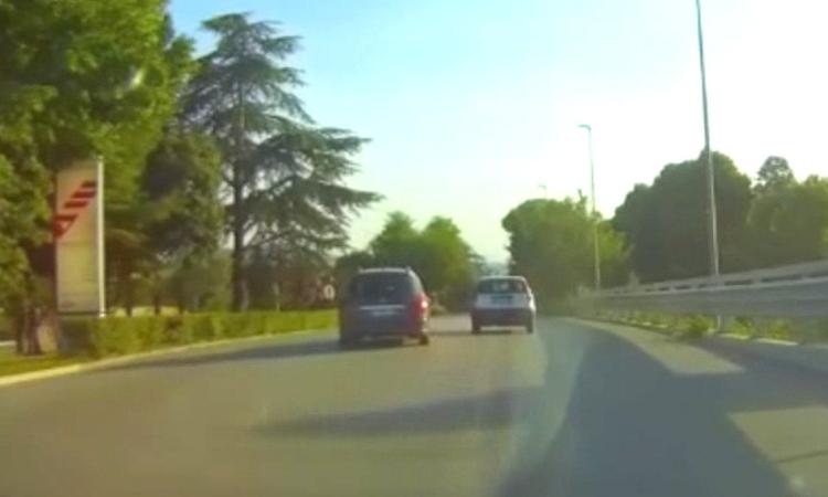 Montecosaro, in strada come tra i cordoli: due sorpassi folli e poi viene fermato dal semaforo (VIDEO)