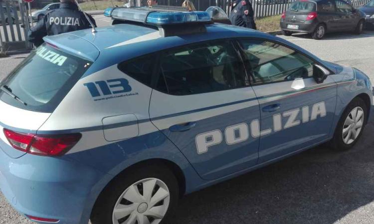 Macerata, spaccia davanti alle scuole: in manette 23enne