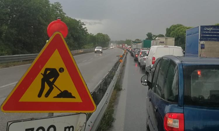 Automobilista ferito da un sasso lungo la Superstrada. Traffico in tilt Automobilista ferito da un sasso lungo la Superstrada. Traffico in tilt