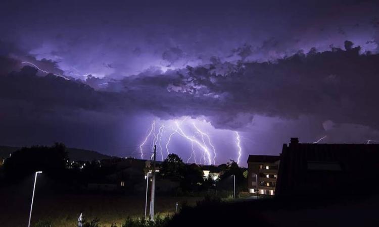 Le spettacolari immagini del temporale su Civitanova negli scatti di Francesco Capitani
