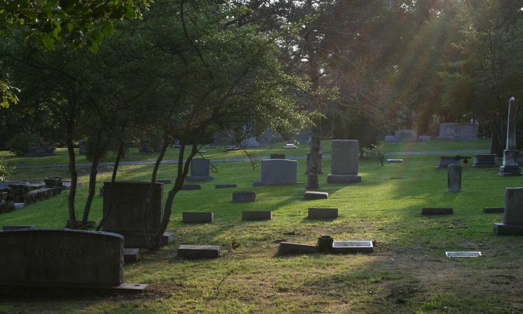 Sesso tra le tombe: il cimitero non é più luogo di riposo