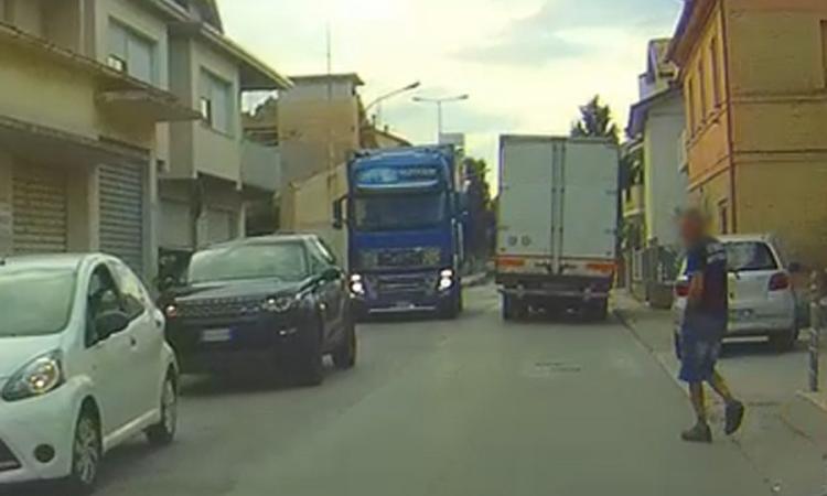 Montecosaro, via Marche invasa dai camion e non tutti sono autorizzati