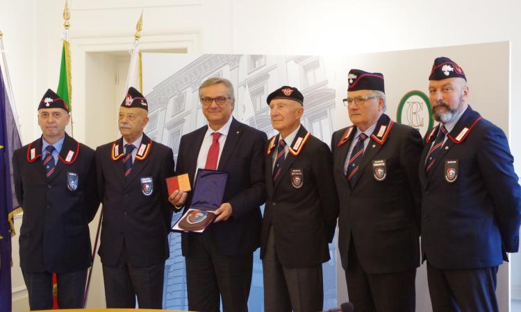 L'Arma dei Carabinieri omaggia il vicepresidente del consiglio regionale, Minardi L'Arma dei Carabinieri omaggia il vicepresidente del consiglio regionale, Minardi
