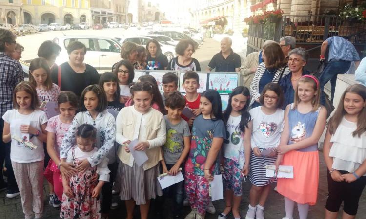 San Severino, gli alunni della primaria firmano il calendario 2019 dell'Avis San Severino, gli alunni della primaria firmano il calendario 2019 dell'Avis