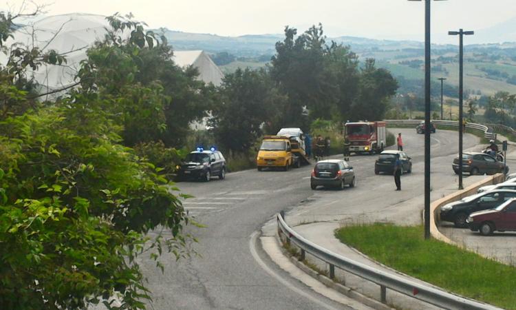 Camerino, furgone si ribalta in curva