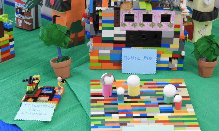 Tolentino, al Don Bosco un giardino per gli studenti e la città ideale tutta in Lego Tolentino, al Don Bosco un giardino per gli studenti e la città ideale tutta in Lego