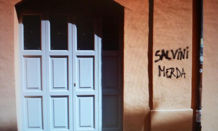 Scritte contro Salvini e contro il Questore: indaga la Polizia