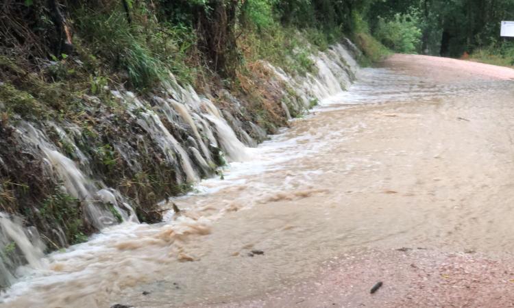 Grandine e pioggia nel Maceratese, disagi su tutto il territorio. Traffico in tilt e danni ingenti a Tolentino (FOTO)