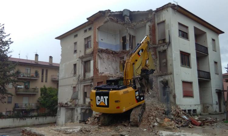 San Severino, proseguono le operazioni di demolizione del palazzo in via Settempeda