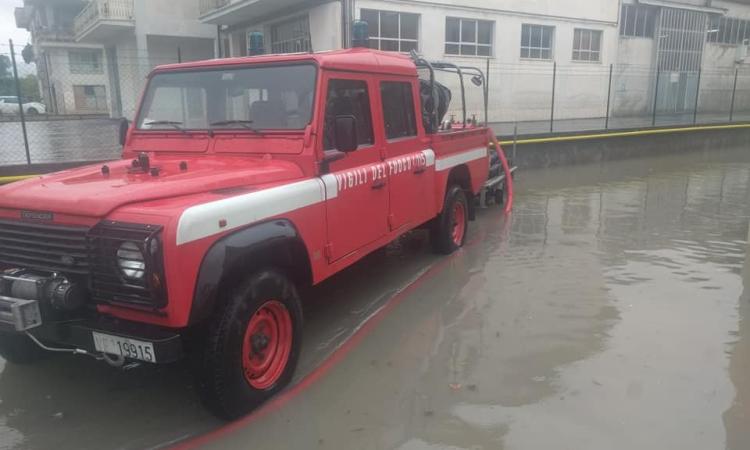 Tolentino, allagata dalla pioggia la tappezzeria Gobbi: "Senza i vigili del fuoco sarebbe stata una catastrofe" - VIDEO