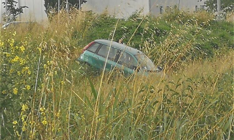 Piediripa, auto senza controllo alla rotatoria finisce nel fosso