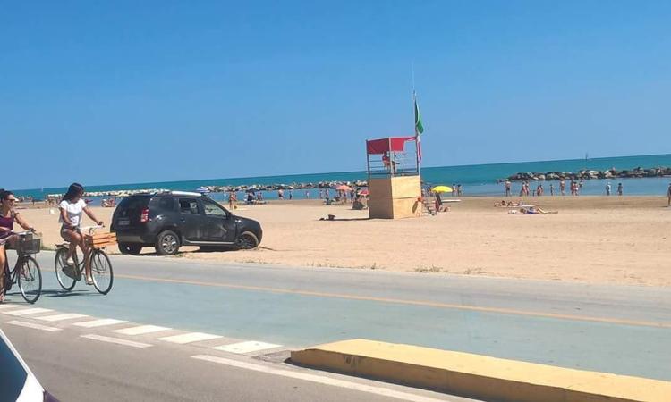 Civitanova, non trovano parcheggio e sostano sulla sabbia Civitanova, non trovano parcheggio e sostano sulla sabbia