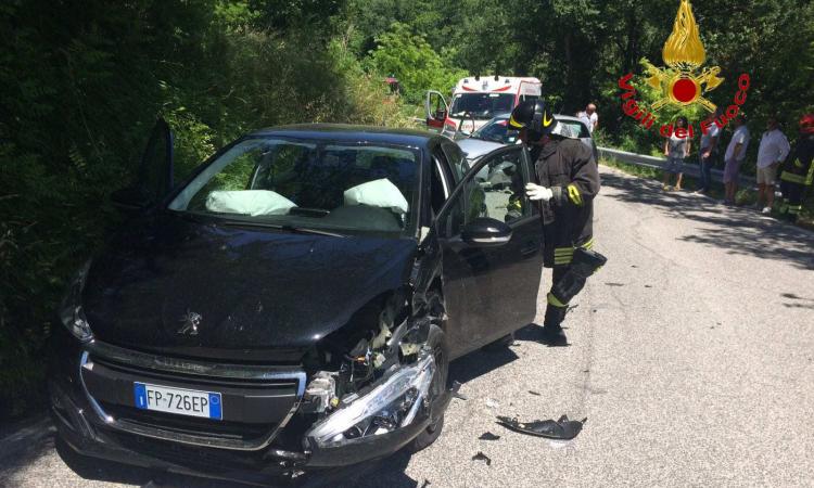 Frontale tra due auto a Serrapetrona: tre feriti