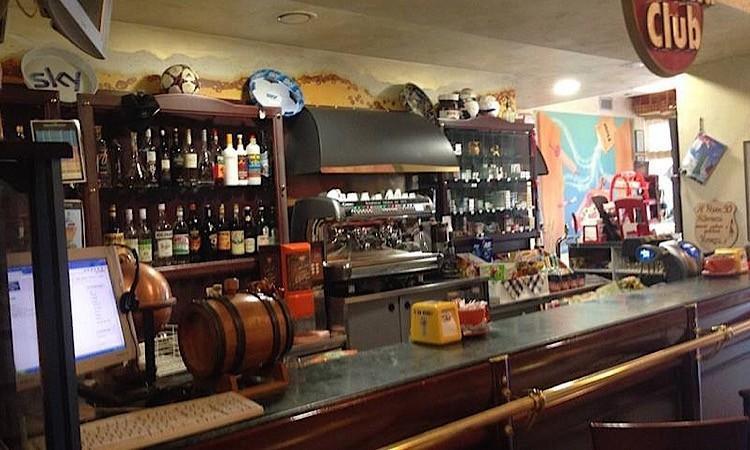 Montecosaro, insiste per pagare colazione con biglietto dell'autobus: momenti di tensione in un bar