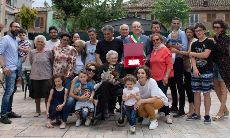 Elisa Giugnetti compie 100 anni: l’omaggio del Sindaco Montemarani Elisa Giugnetti compie 100 anni: l’omaggio del Sindaco Montemarani