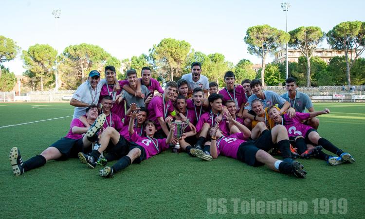 Campionato provinciale allievi, la squadra cremisi alza la coppa
