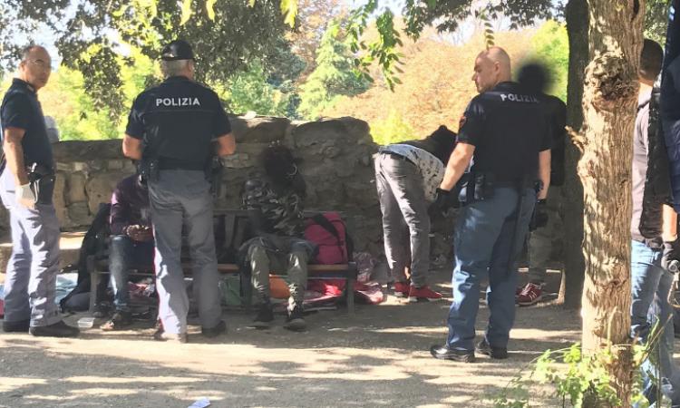Macerata, calci ai poliziotti durante i controlli ai giardini: ferito il commissario capo Di Giuseppe