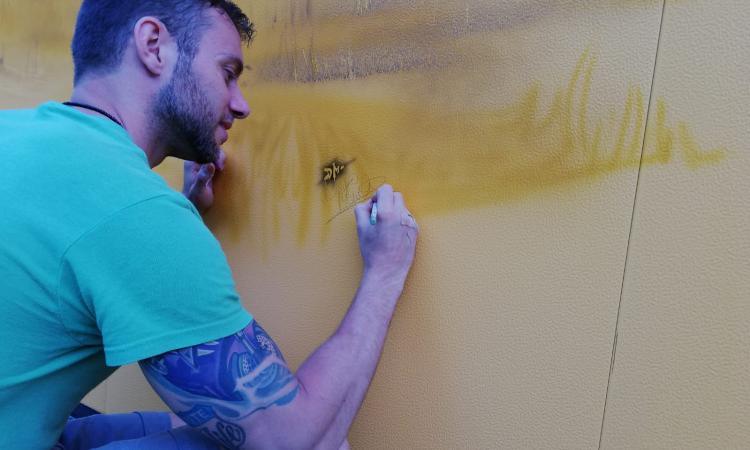 Un murales per Monte Cavallo: l'artista Diego Mandolino "tatua" la Sae Un murales per Monte Cavallo: l'artista Diego Mandolino "tatua" la Sae