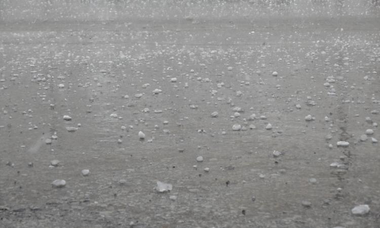 Civitanova, violenta grandinata in pieno centro - FOTO e VIDEO Civitanova, violenta grandinata in pieno centro - FOTO e VIDEO