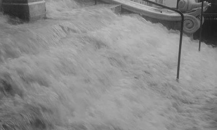 Nubifragio nel primo pomeriggio a Macerata: le scalette diventano una cascata d'acqua - FOTO
