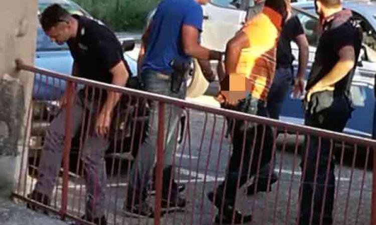 Fermato dalla polizia mentre scappa in Via Borghi: arresto in diretta a Macerata