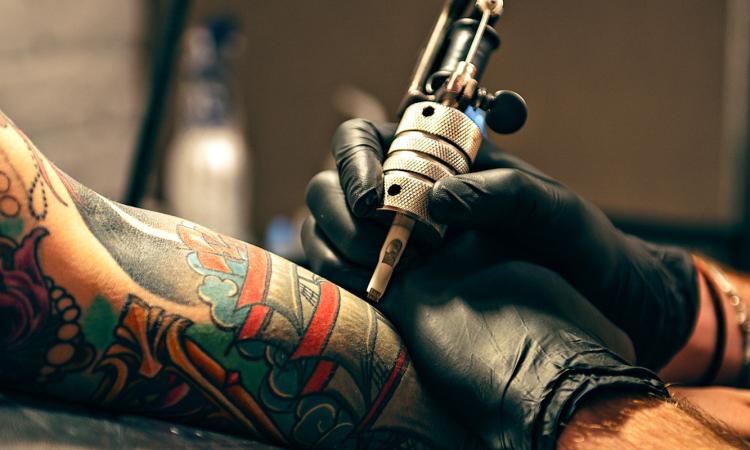 Tatuava in casa senza autorizzazioni, abusivo scoperto dalla Finanza Tatuava in casa senza autorizzazioni, abusivo scoperto dalla Finanza