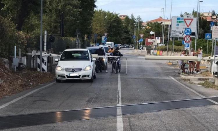 Macerata: "File e disagi ogni giorno, rimuovere il passaggio a livello", petizione on line