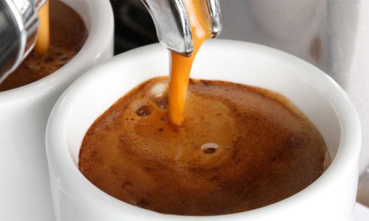Un buon motivo per bere il caffè: migliora la prestazione al lavoro