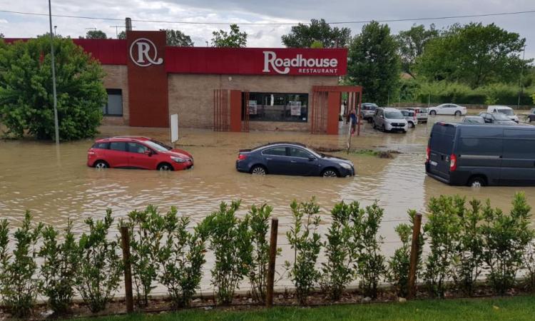 Bomba d'acqua investe Ancona: allagata la zona della Baraccola - FOTO Bomba d'acqua investe Ancona: allagata la zona della Baraccola - FOTO