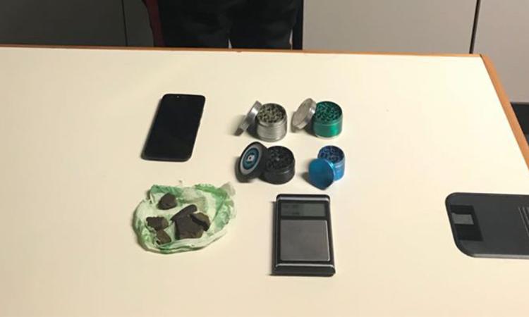 Droga in casa: denunciato 19enne Droga in casa: denunciato 19enne