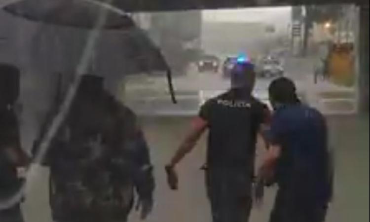 Ancona, la polizia salva due donne che stavano annegando nell'auto: le drammatiche immagini - VIDEO Ancona, la polizia salva due donne che stavano annegando nell'auto: le drammatiche immagini - VIDEO