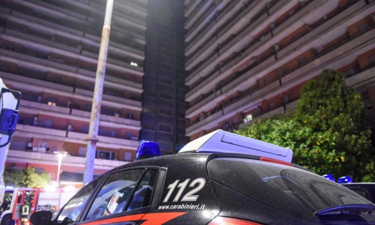 I Carabinieri setacciano l'Hotel House: identificate 29 persone e controllate 22 vetture
