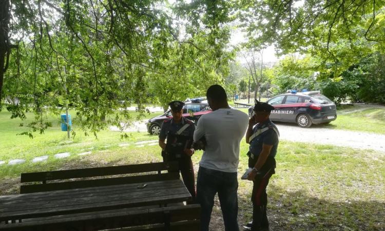 Macerata, ancora controlli dei carabinieri ai Giardini Diaz e Fontescodella Macerata, ancora controlli dei carabinieri ai Giardini Diaz e Fontescodella