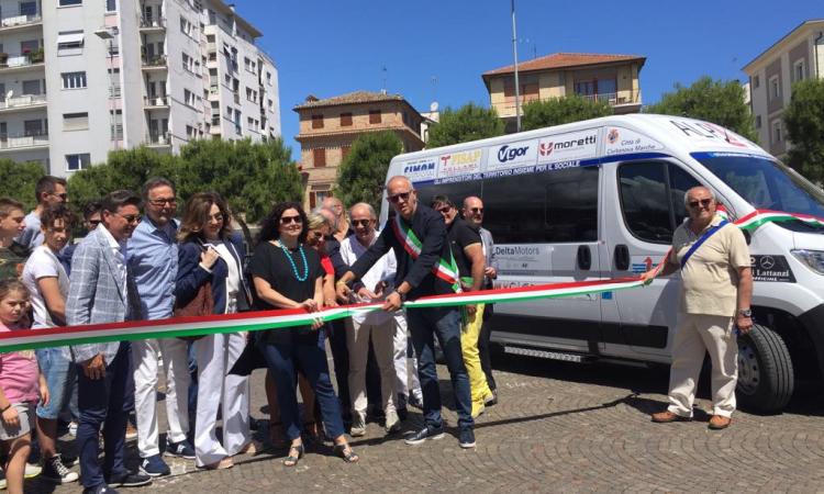 Civitanova, consegnato il pulmino per il trasporto gratuito delle persone in difficoltà Civitanova, consegnato il pulmino per il trasporto gratuito delle persone in difficoltà