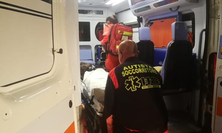 Macerata, entra nel bar e si sdraia sotto al flipper: soccorso dal 118 (FOTO) Macerata, entra nel bar e si sdraia sotto al flipper: soccorso dal 118 (FOTO)