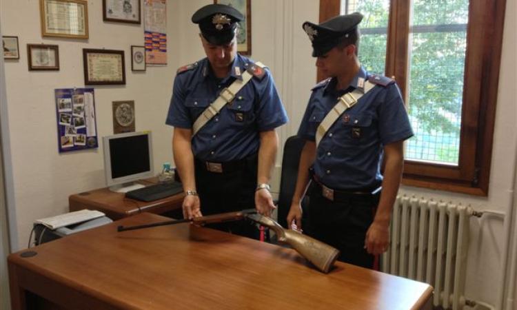 Cambia casa ma dimentica di regolarizzare il fucile da caccia: 69enne denunciato
