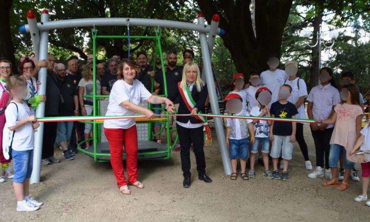 San Severino, club di tifosi del Parma donano una speciale altalena per disabili San Severino, club di tifosi del Parma donano una speciale altalena per disabili